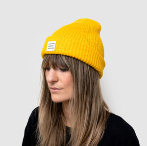 RIBBED KNIT LOGO PATCH BEANIE - YUZU